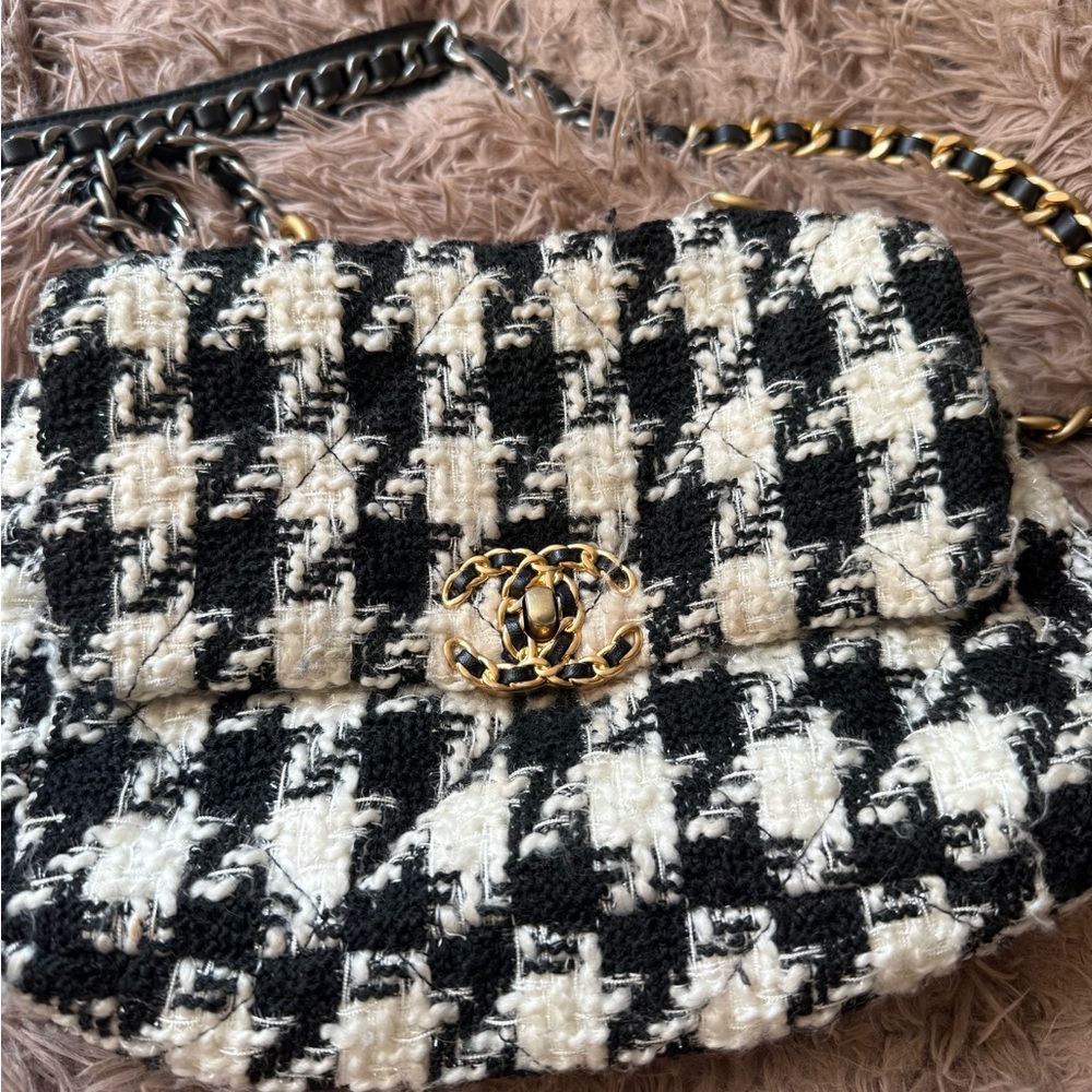 CHANEL Black and White Houndstooth Crossbody Bag